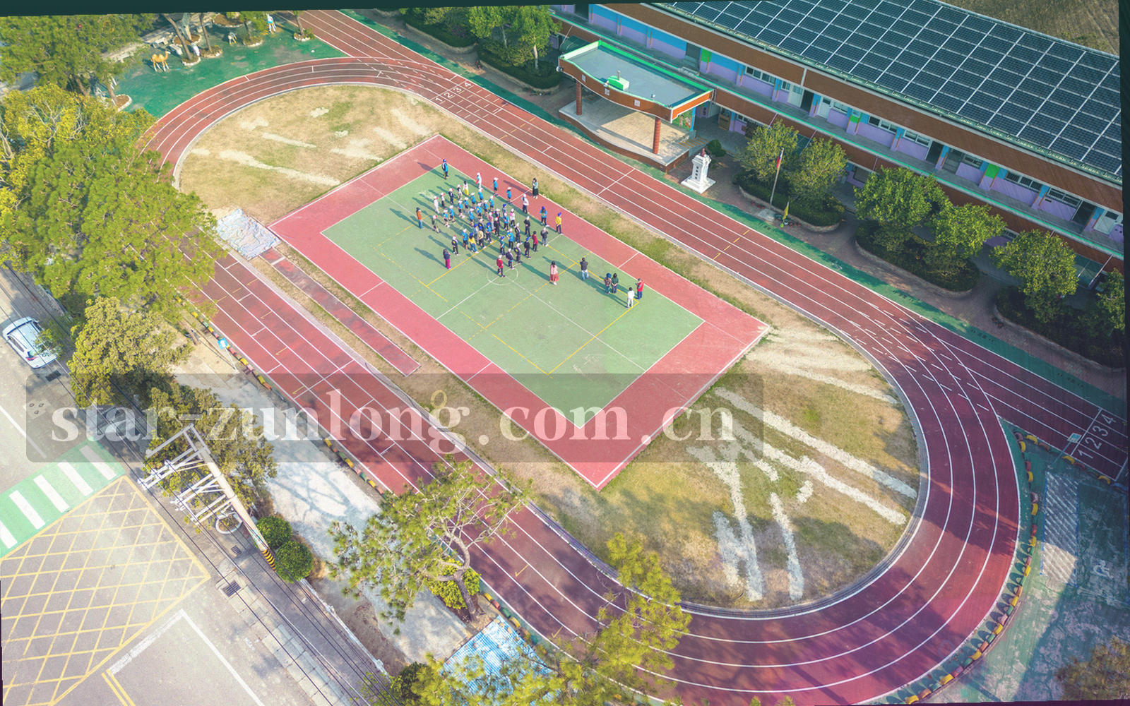 暗色金属质感的会馆门廊局部，金色光带斜切掠过墙面，低角度拍摄，无人物